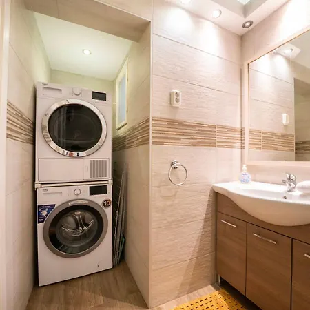 Spacious 4 Bedroom 2 Bathrooms *
