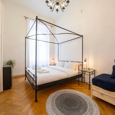Apartment Spacious 4 Bedroom 2 Bathrooms *