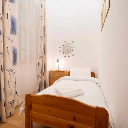 Spacious 4 Bedroom 2 Bathrooms Apartment Budapest