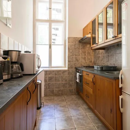 Spacious 4 Bedroom 2 Bathrooms Διαμέρισμα