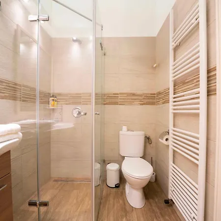 Spacious 4 Bedroom 2 Bathrooms *