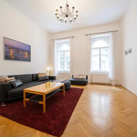 Spacious 4 Bedroom 2 Bathrooms Διαμέρισμα *