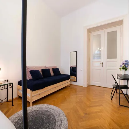 Spacious 4 Bedroom 2 Bathrooms Διαμέρισμα *